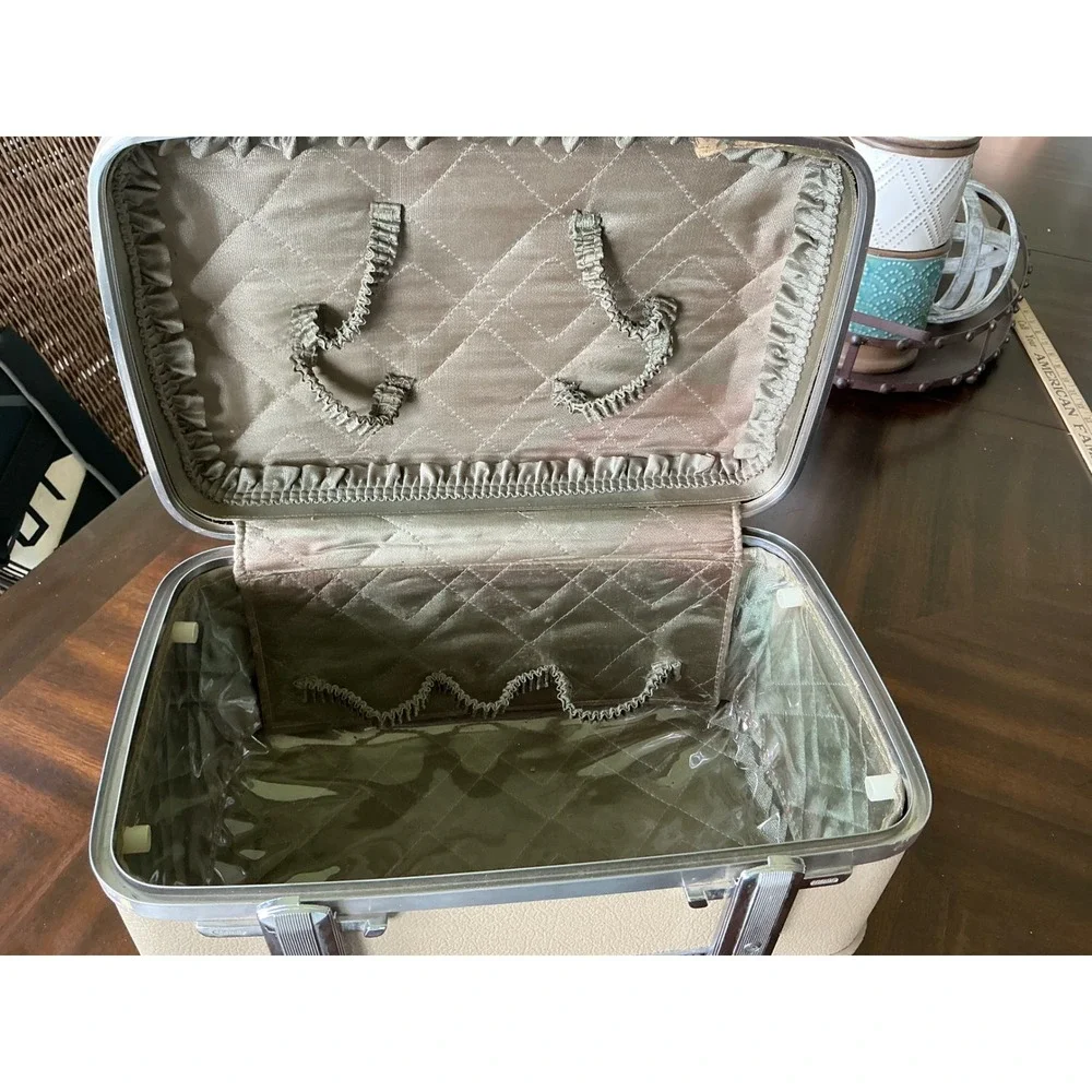 American Tourister Vintage Train Case Tri-Taper Tan Hard Shell Makeup Bag No Key
